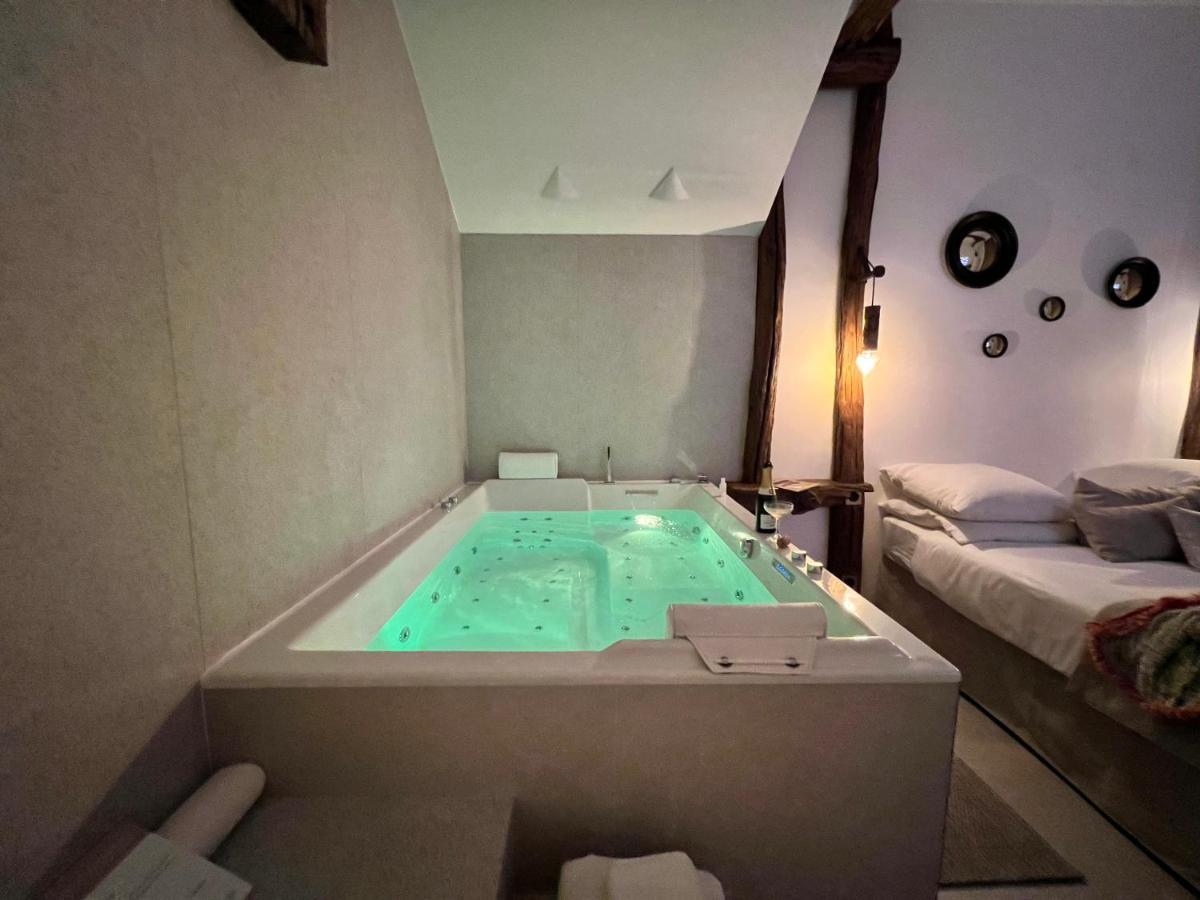 Tamarin & Capucin Suite Balneo Aubagne Extérieur photo